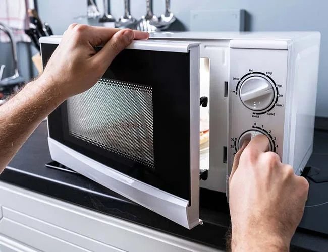 Микроволновка работает, но не греет еду: причины и ремонт